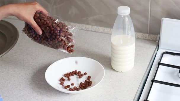 Pour Dry Breakfast Bowl Milk Close — Vídeo de stock
