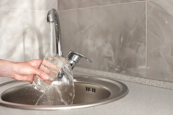 Collect Glass Water Tap — 스톡 사진