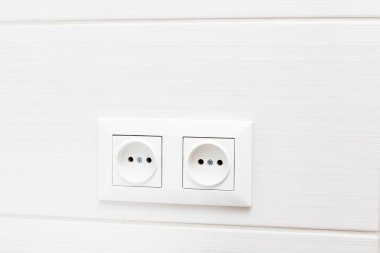 Beyaz fayans duvarında iki priz var. banyo içi