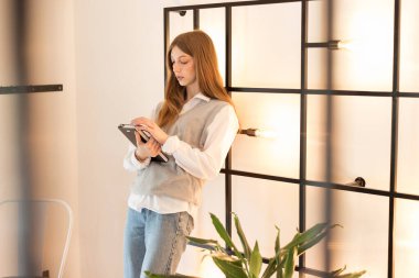 Kafe blogunda defteri olan bir öğrenci.