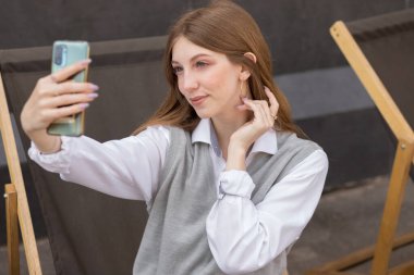 Kadın blogcu selfie çeker ve içerik yaratır