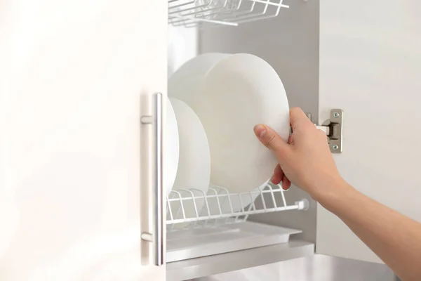 Take Clean White Plate Kitchen Shelf Close — Stockfoto