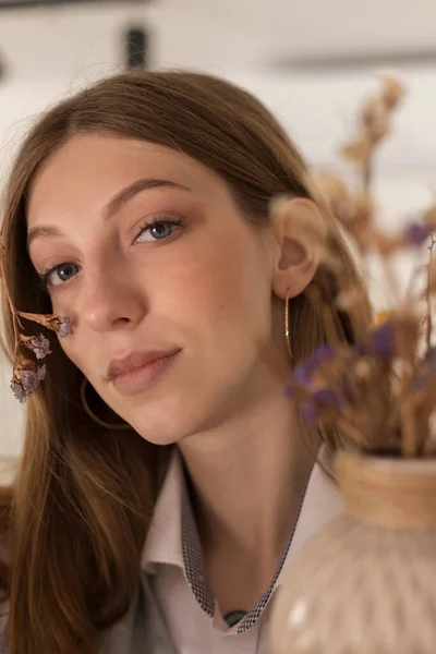 Portrait Attractive Girl Blogger Dried Flowers — Zdjęcie stockowe
