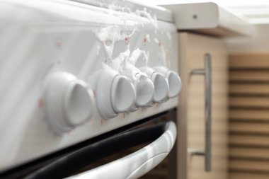 Gaz sobası temizlikten sonra köpükle mutfakta.