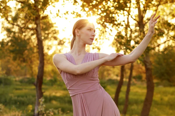 Bir kadın dansçı yazın doğasında zariftir. güneş ışığı