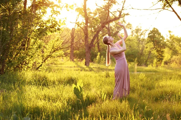Жінка Танцювальному Вбранні Танцює Природі Влітку Листівка Прапор Копірайт — стокове фото