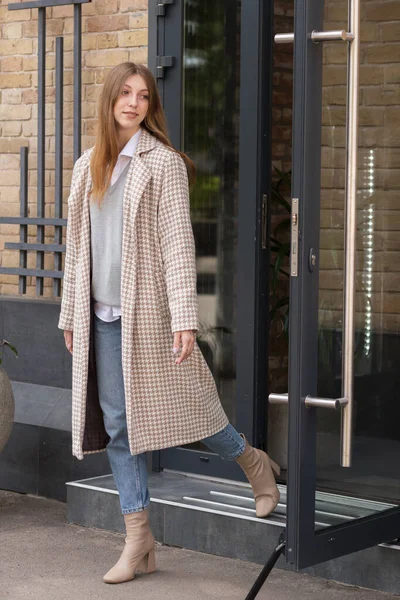 Een Vrouw Loopt Uit Een Coffeeshop Casual Kleding — Stockfoto