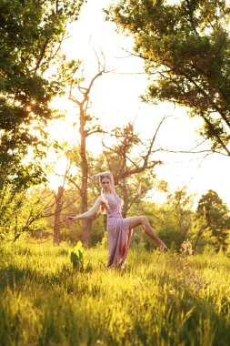Doğada dans eden kadın dansçı.