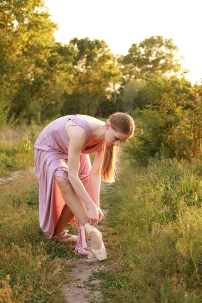 Dançarina Usa Sapatos Pontiagudos Verão — Fotografia de Stock