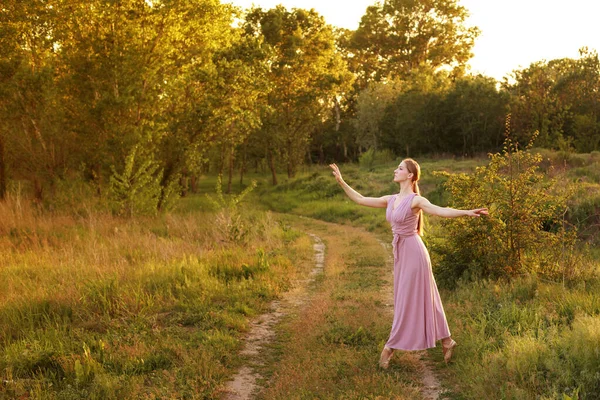 Botanik bahçesinde dans eden bir kadın dansçı. poster