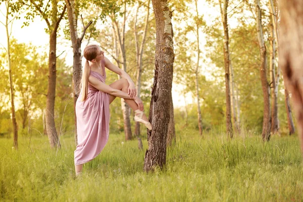 Жінка Танцівниця Прогрівається Природі Влітку Продуктивність — стокове фото