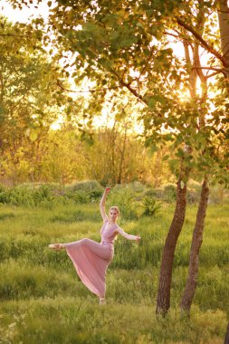 Dansçı yaz akşamları doğada çok güzel dans eder..