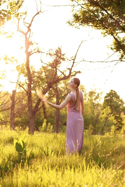 Une Femme Douce Coucher Soleil Dans Nature Lumière Fabuleuse — Photo