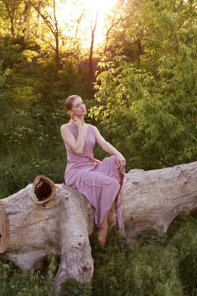 Jolie Femme Dans Une Robe Dans Jardin Botanique Coucher Soleil — Photo