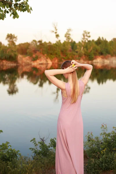 Uma Jovem Mulher Esbelta Virou Costas Para Lago Verão Elegante — Fotografia de Stock