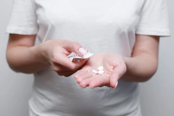 Haplar bir kadının elinde. Tedavi. Migren, virüs