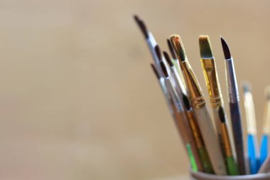 Boyacı için yakın plan fırçalar. hobi sanatı