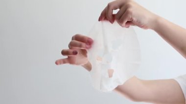 Beyaz arka planda kozmetik yaprak maskesi