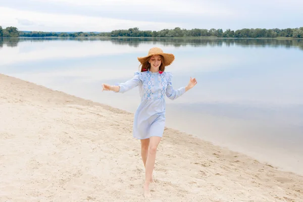 Woman Straw Hat Runs Beach Summer Summer Mood — Stock Photo, Image