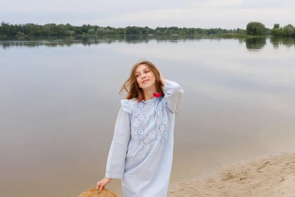 Femme Sur Plage Près Rivière Été Humeur Été — Photo