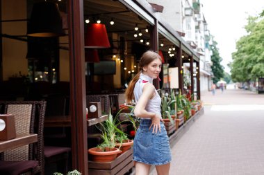 Çekici hippi kadın yazın yürüyüşe çıkıyor.