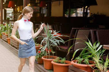 Kadınlar yazın şehirde dolaşır.