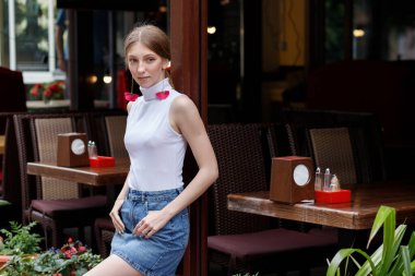 Kasabada yürüyüş yapan çekici bir kadının portresi. Metin için boş alan