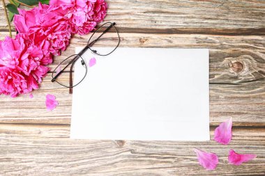 Şakayıklı gözlük ve ahşap arka planda bir düzen.