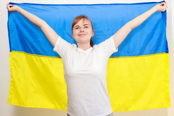 Eine Frau Mit Der Flagge Der Ukraine Nahaufnahme — Stockfoto