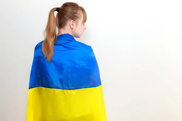 Frau Mit Der Fahne Der Ukraine Blickt Zur Seite — Stockfoto