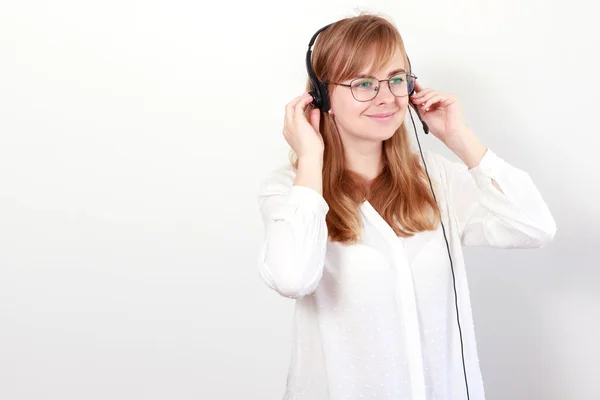 Een Vrouw Een Koptelefoon Van Het Callcenter Glimlacht Een Witte — Stockfoto