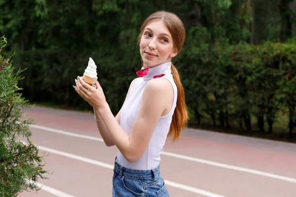 Женщина Повседневной Одежде Мороженым Парке Прогулке Летом Смотрит Направо — стоковое фото