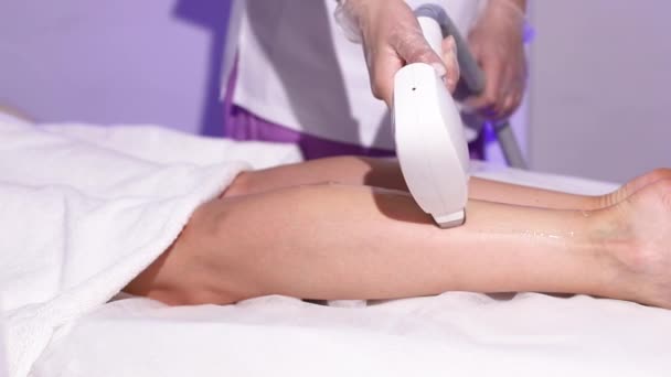 Diode Laser Ontharing Beautician Verwijdert Haar Mooie Vrouwelijke Benen Laserbehandeling — Stockvideo