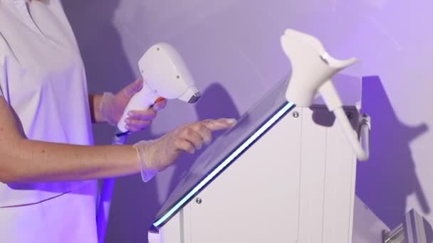 Klinikte Lazer Tüy Temizleme Makinesi Olan Bir Güzellik Uzmanı Yakın — Stok video