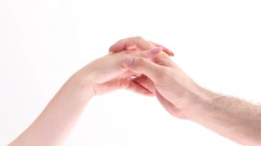 Beyaz bir arka planda birbirine aşık bir çiftin elleri. Kadın ve erkeğin ayrılması
