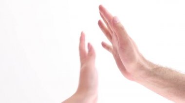 Bir kadının eli bir erkeğin eline uzanır. Çift aşkı. ilişkiler.