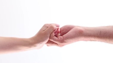 Kadın ve erkek el ele tutuşup birbirlerini bırakırlar. Ayrılma