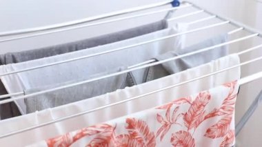 Kurutucudan kuru, temiz giysileri çıkar. yakın plan