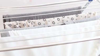 Yıkandıktan sonra temiz çamaşırları kurutucuya asın.