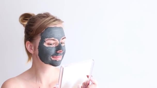 Μια Γυναίκα Μια Πλαστική Μάσκα Στο Πρόσωπό Της Στο Παρασκήνιο — Αρχείο Βίντεο