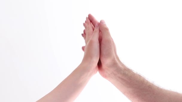 一个男人的手和一个女人的手在一个白色的背景 轻柔触摸 — 图库视频影像