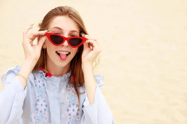 Portret Van Een Vrolijke Vrouw Bril Het Zand Vakantie Zomer — Stockfoto