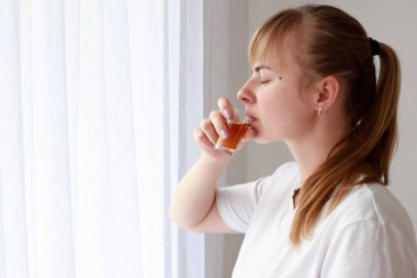 Depresyonda güçlü alkol alan bir kadın. kadın alkolizmi.