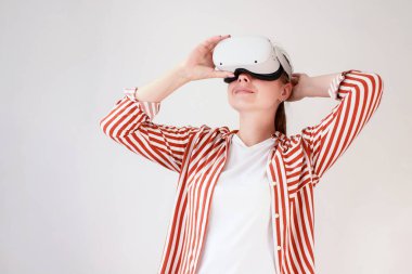 woman wearing virtual reality oculuses