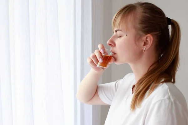 Depresyonda güçlü alkol alan bir kadın. kadın alkolizmi.