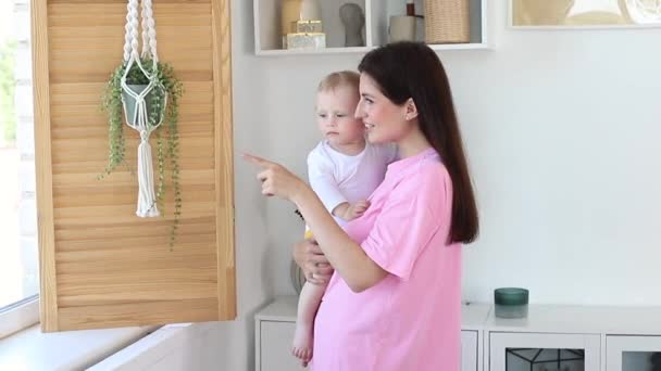 Máma Dítě Dívají Okna Obývacím Pokoji — Stock video