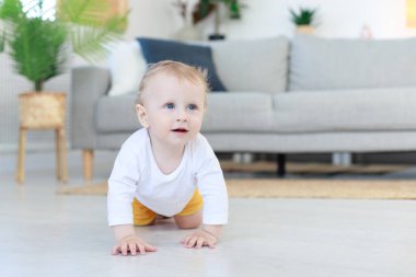Bebek oturma odasına sürünerek girer. İlk adımlar