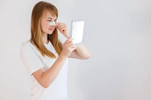 Vrouw Met Stok Voor Neus Acne — Stockfoto