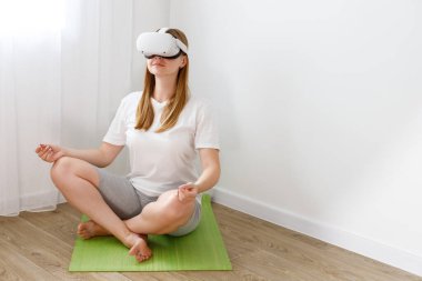 Oculus VR 'da bir kadın evde meditasyon yapıyor.