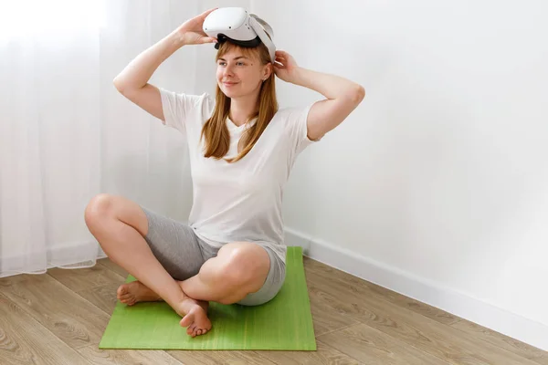 Een Vrouw Oculus Een Sportmat Thuis — Stockfoto